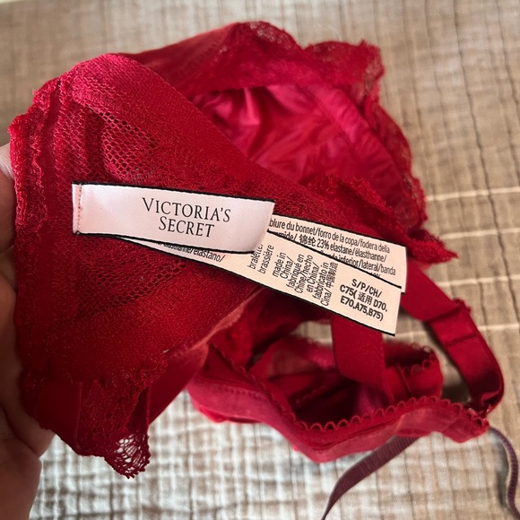 👀 🔥 Boudoir bra bundle! Lace and velvet, oh my! - Picture 2 of 9